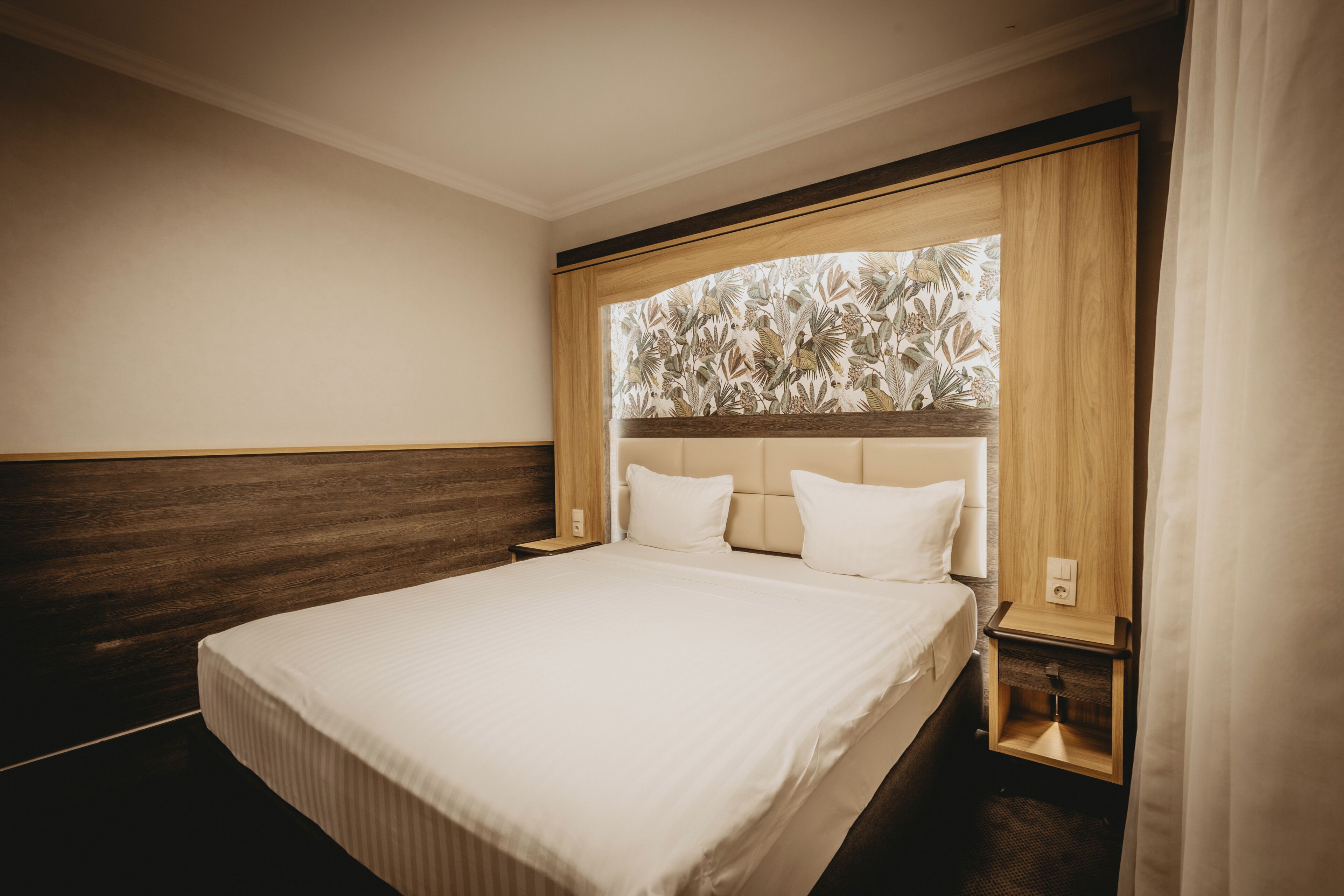 Business Apartment | Minibar, in-room safe, desk, laptop workspace