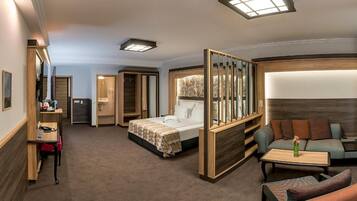 Deluxe Double Room, 1 King Bed | 1 bedroom, minibar, in-room safe, desk