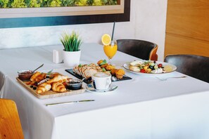 Breakfast, lunch and dinner served - Hotel Zoo Sofia (Sofia)