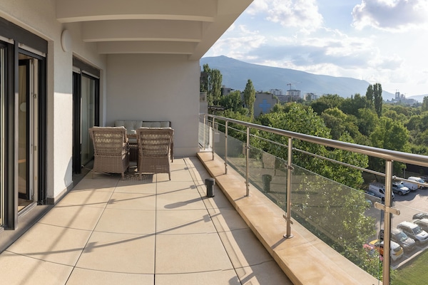 Minibar, caja de seguridad en la habitación y escritorio