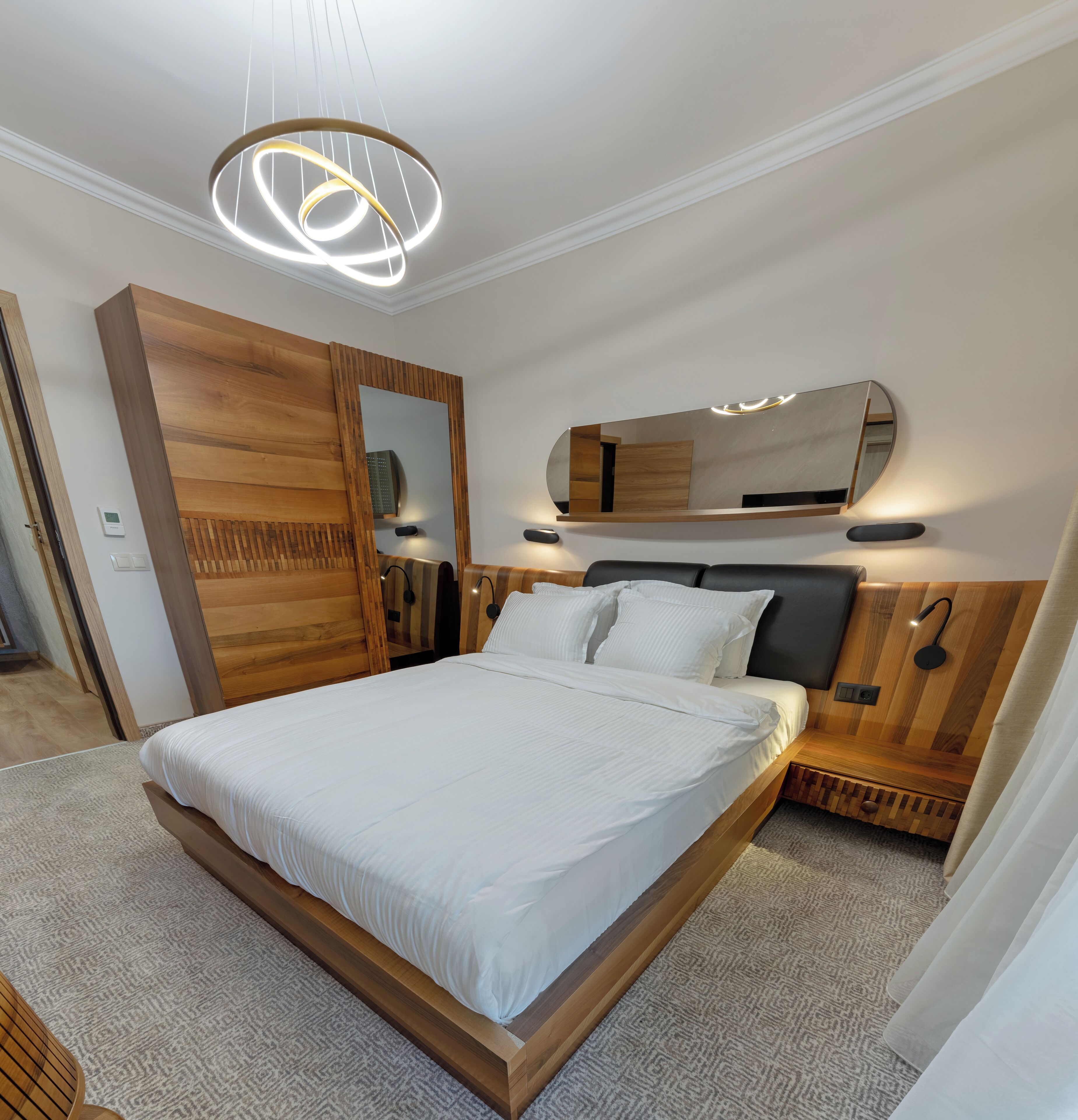 Luxury Suite | Minibar, in-room safe, desk, laptop workspace