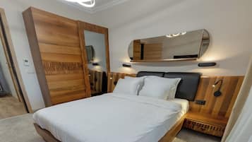 Luxury Suite | Minibar, in-room safe, desk, laptop workspace