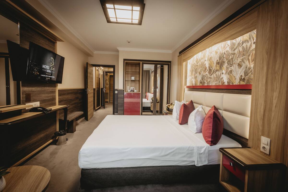 Quarto standard (Free room upgrade upon availability) | Frigobar, cofres nos quartos, escrivaninha