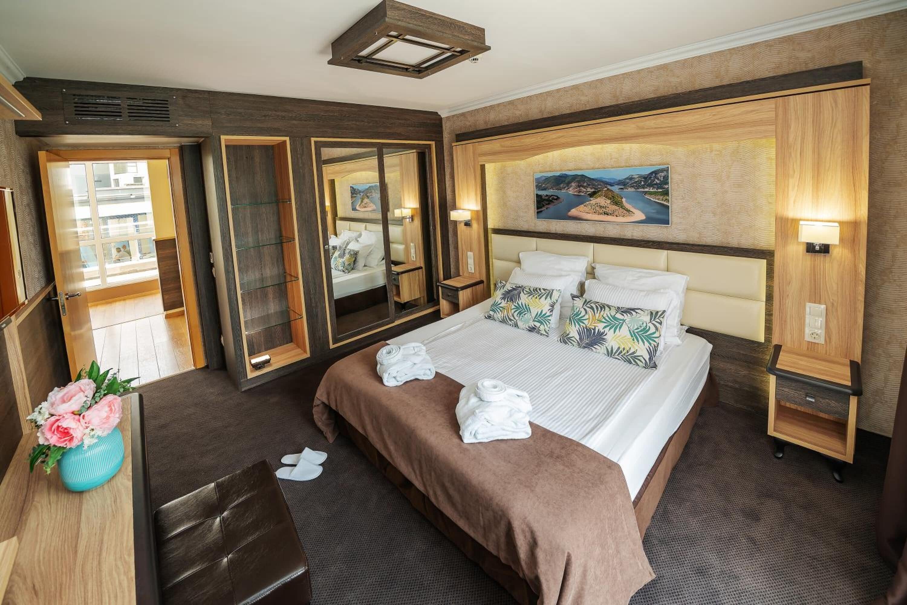 Een minibar, een kluis op de kamer, een bureau, een laptopwerkplek