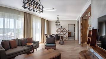Luxury Suite | Minibar, in-room safe, desk, laptop workspace