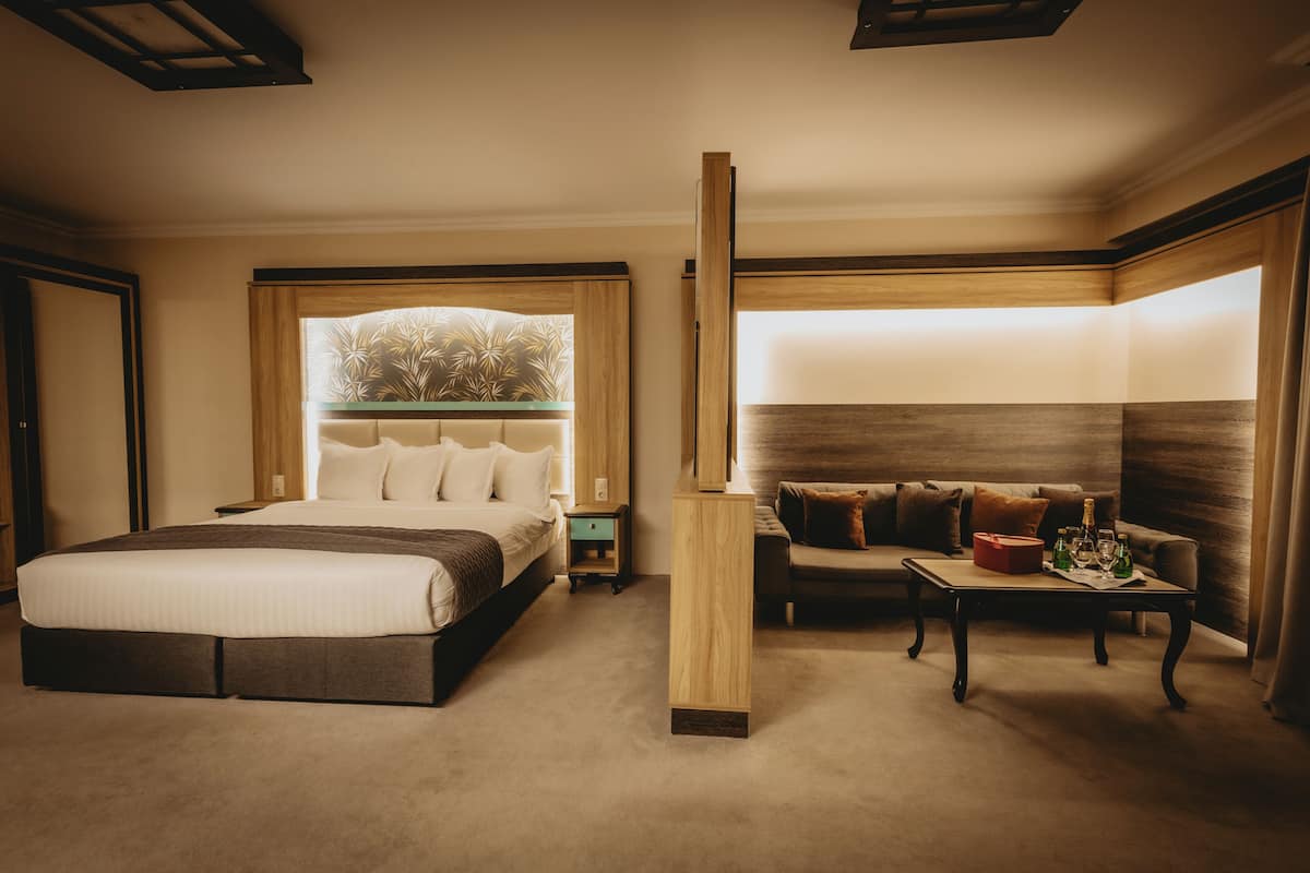 Quarto casal luxo, 1 cama King | Frigobar, cofres nos quartos, escrivaninha