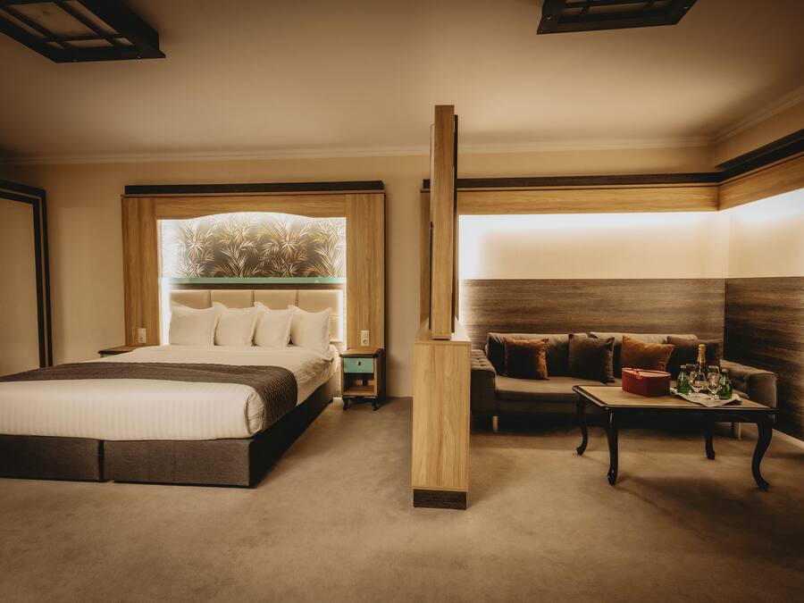 Habitación Deluxe doble, 1 cama de matrimonio grande | Minibar, caja fuerte, escritorio y espacio para trabajar con un portátil