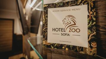 Señal de menú de servicio a la habitación con un logotipo de león y el nombre 'Hotel Zoo Sofia'.