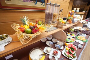 每日供应自助式早餐（每人 EUR 6.14）