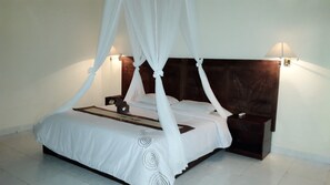 Kamar Double atau Twin, pemandangan halaman | Brankas, meja kerja, dan Wi-Fi gratis