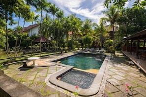 Una piscina al aire libre