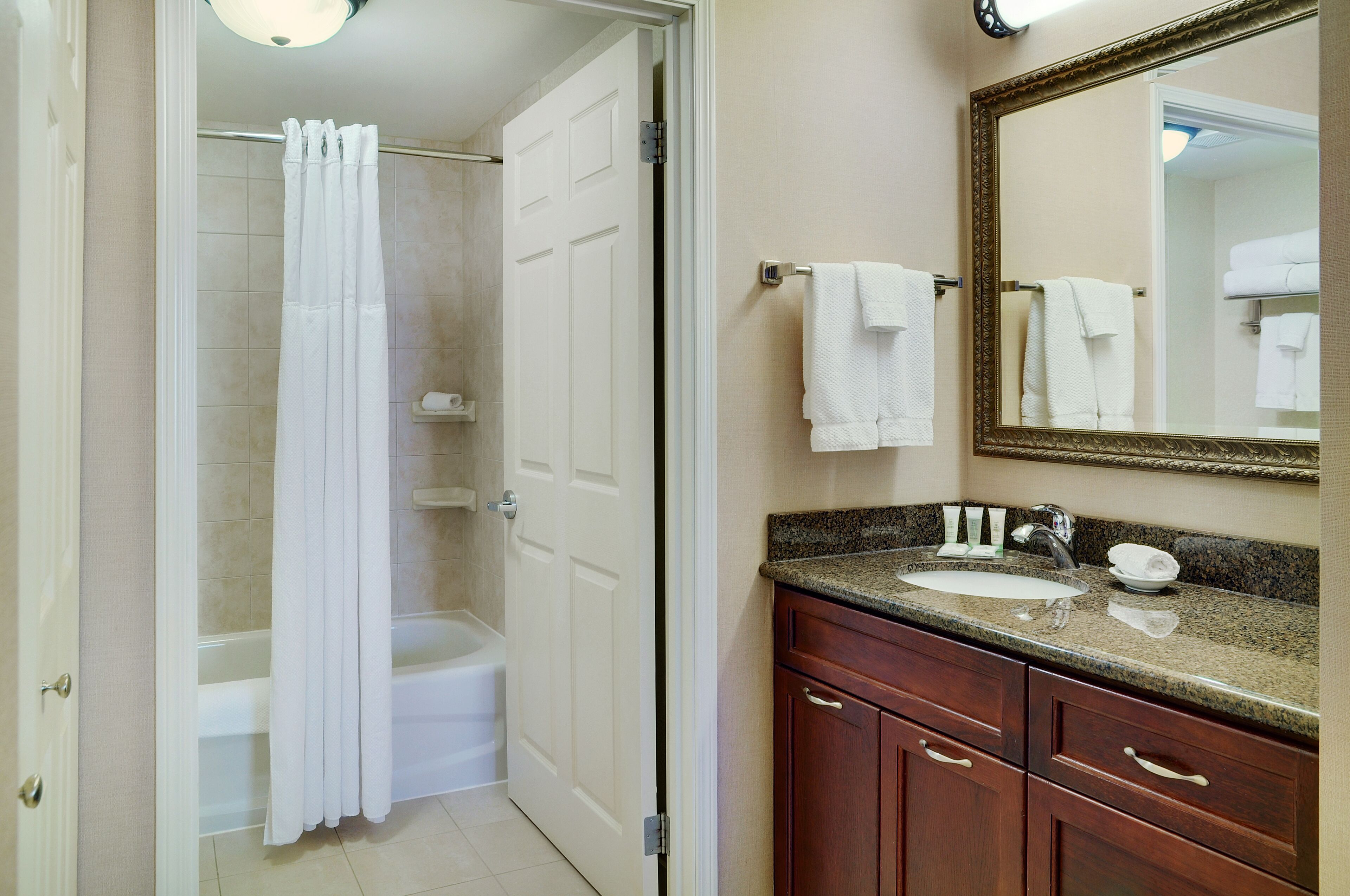 combined shower/bathtub, hair dryer, towels