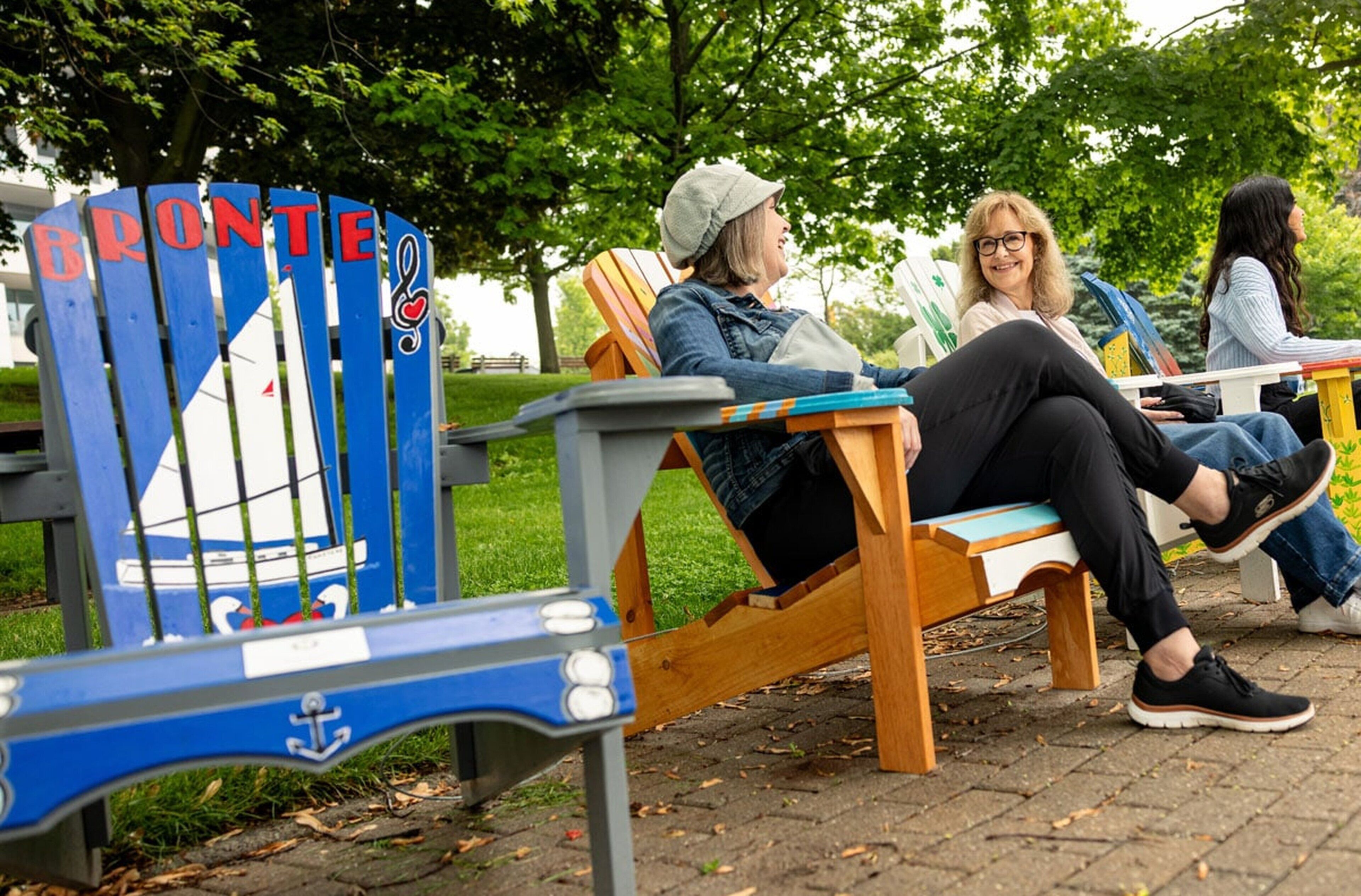 Un banc de parc aux motifs bleus et rouges, orné du mot « BONTE » et d’une portée musicale.