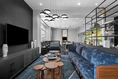 Lounge. Renaissance Indianapolis North Hotel