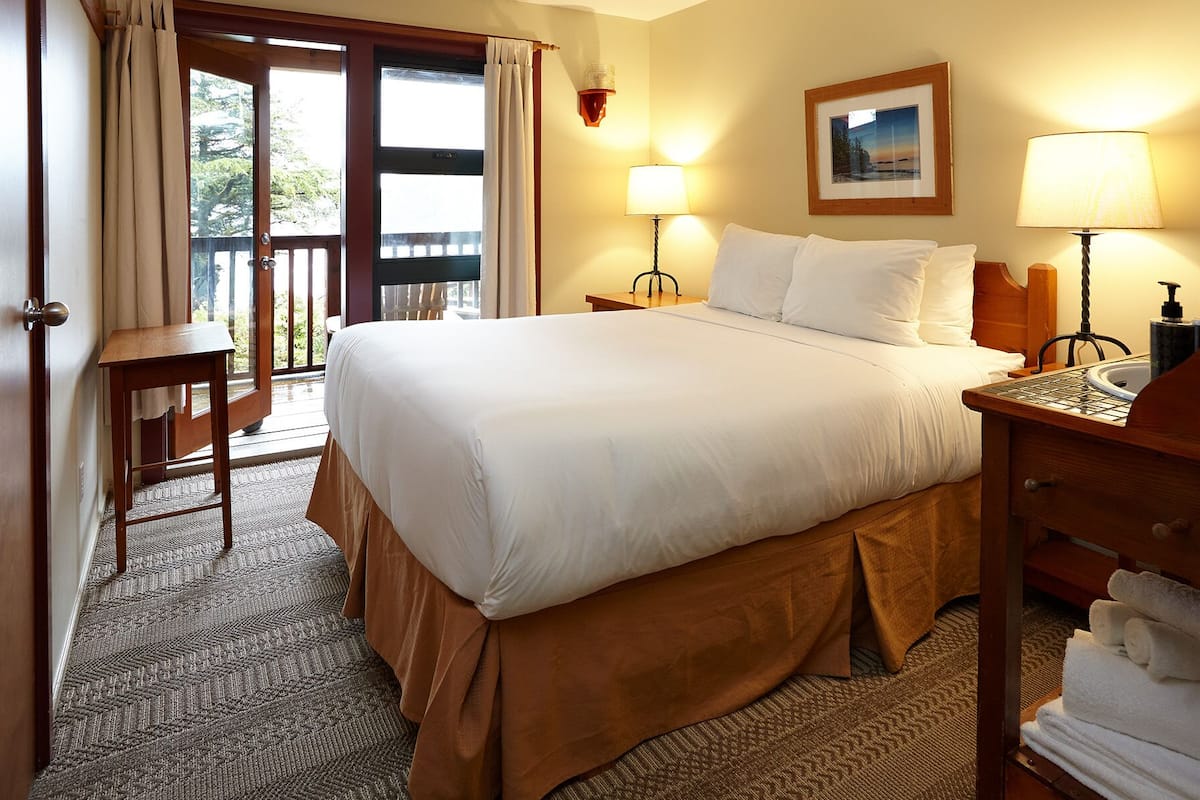 Traditional Room, 1 Queen Bed, Ocean View | Iron/ironing board (on request), free WiFi, bed sheets