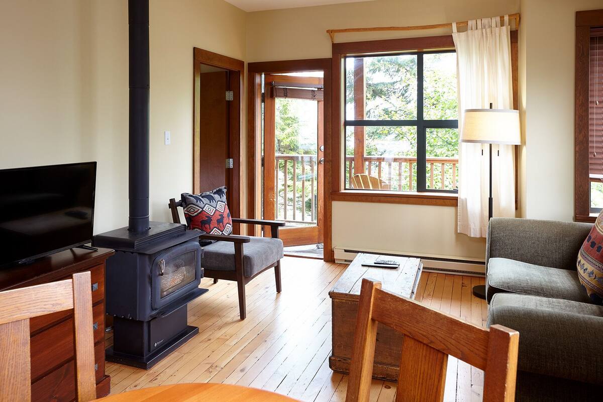 Standard Suite, Ocean View | In-room dining