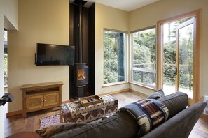 Casa de árbol Prestigio, 1 cama Queen size y sofá cama, vista parcial al océano | Área de sala de estar