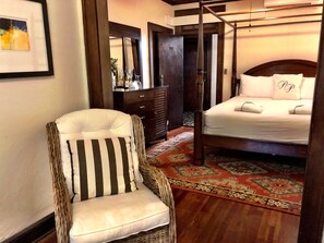 Front Side Balcony Suite, 1 King | リビング エリア | 薄型テレビ