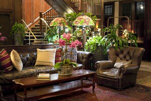 Área de estar no saguão