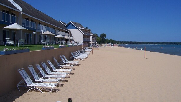 Private beach, sun-loungers, beach volleyball - Pinestead Reef Resort (Traverse City)