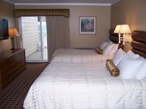 In-room safe, desk, blackout drapes, iron/ironing board - Pinestead Reef Resort (Traverse City)