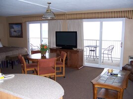 Suíte estúdio, para não fumantes, vista para a praia | Área de estar | TV de tela plana 42 polegadas com canais a cabo, TV, DVD player