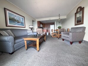 En 42-tommers Flatskjerm-TV med kabel-kanaler samt TV og DVD-spiller