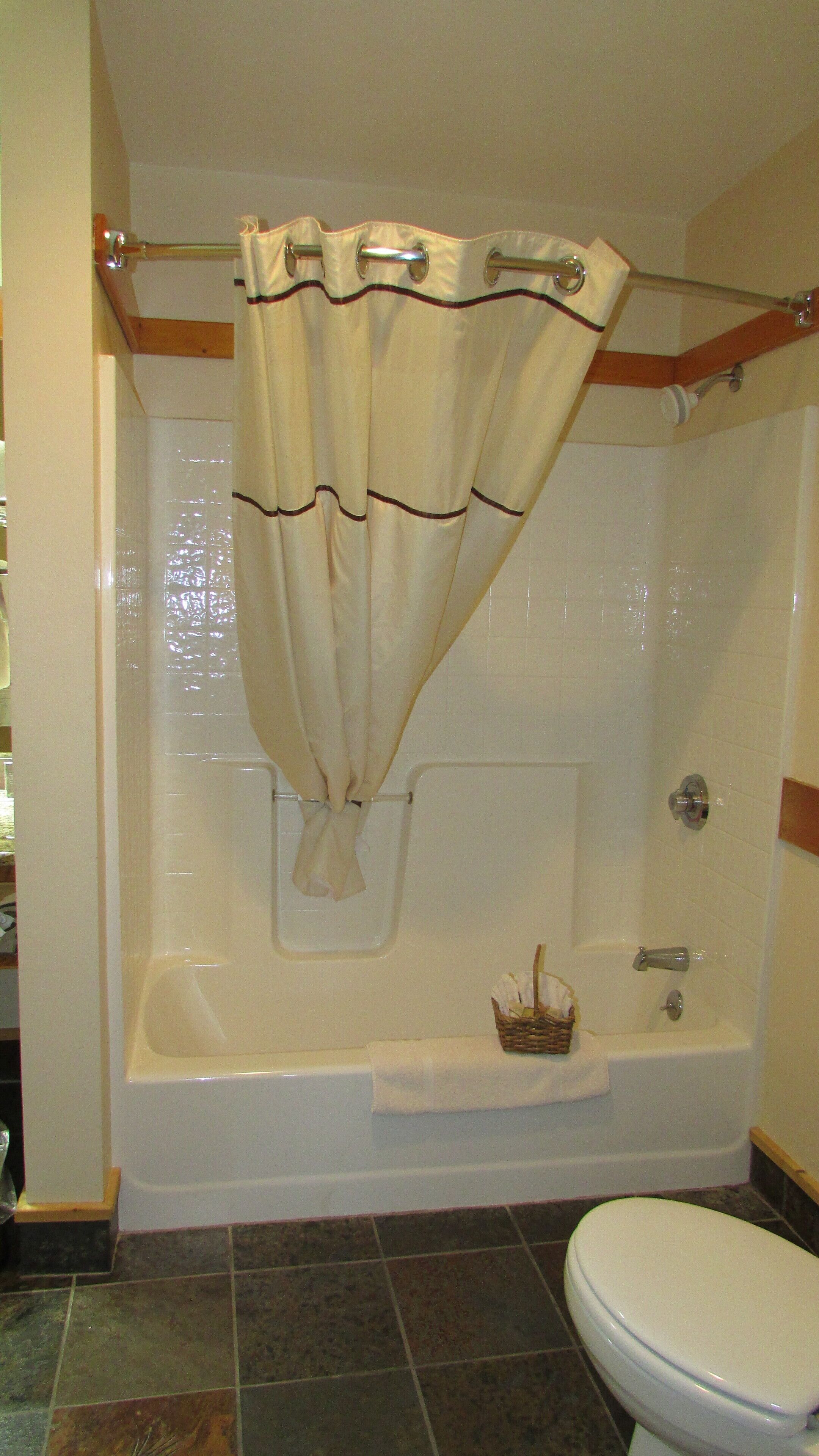 Une salle de bain avec une baignoire, une douche et des toilettes.