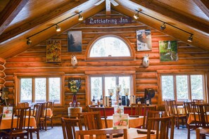 Serveert ontbijt, lunch en diner