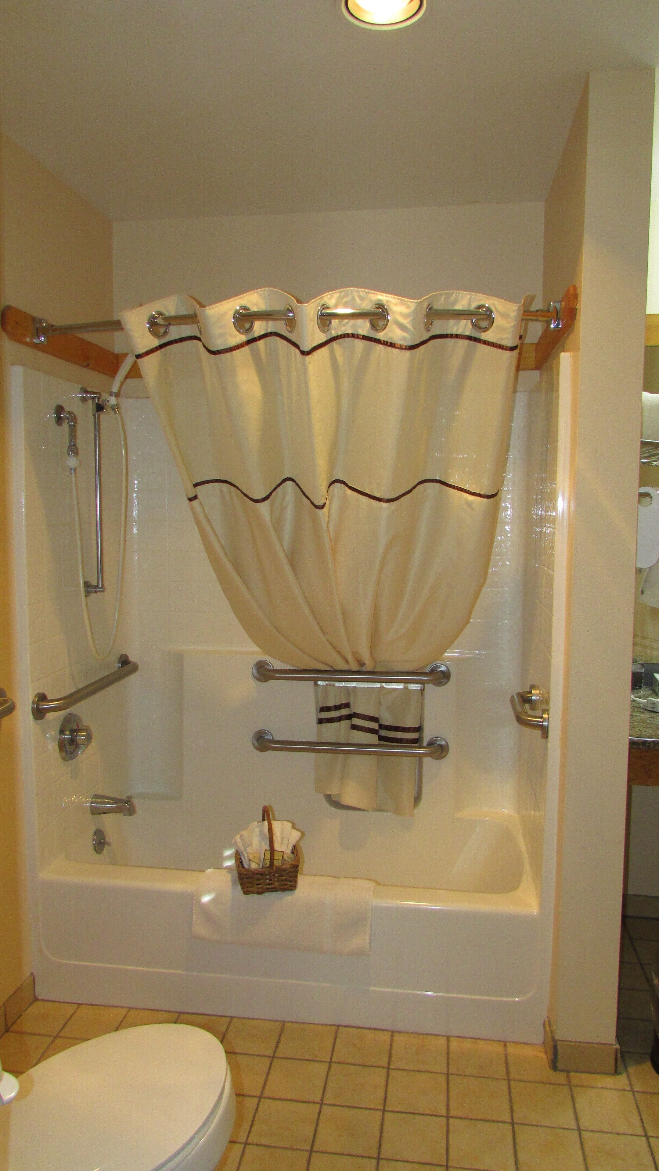 standard room | bathroom | free toiletries, hair dryer, bathrobes, towels