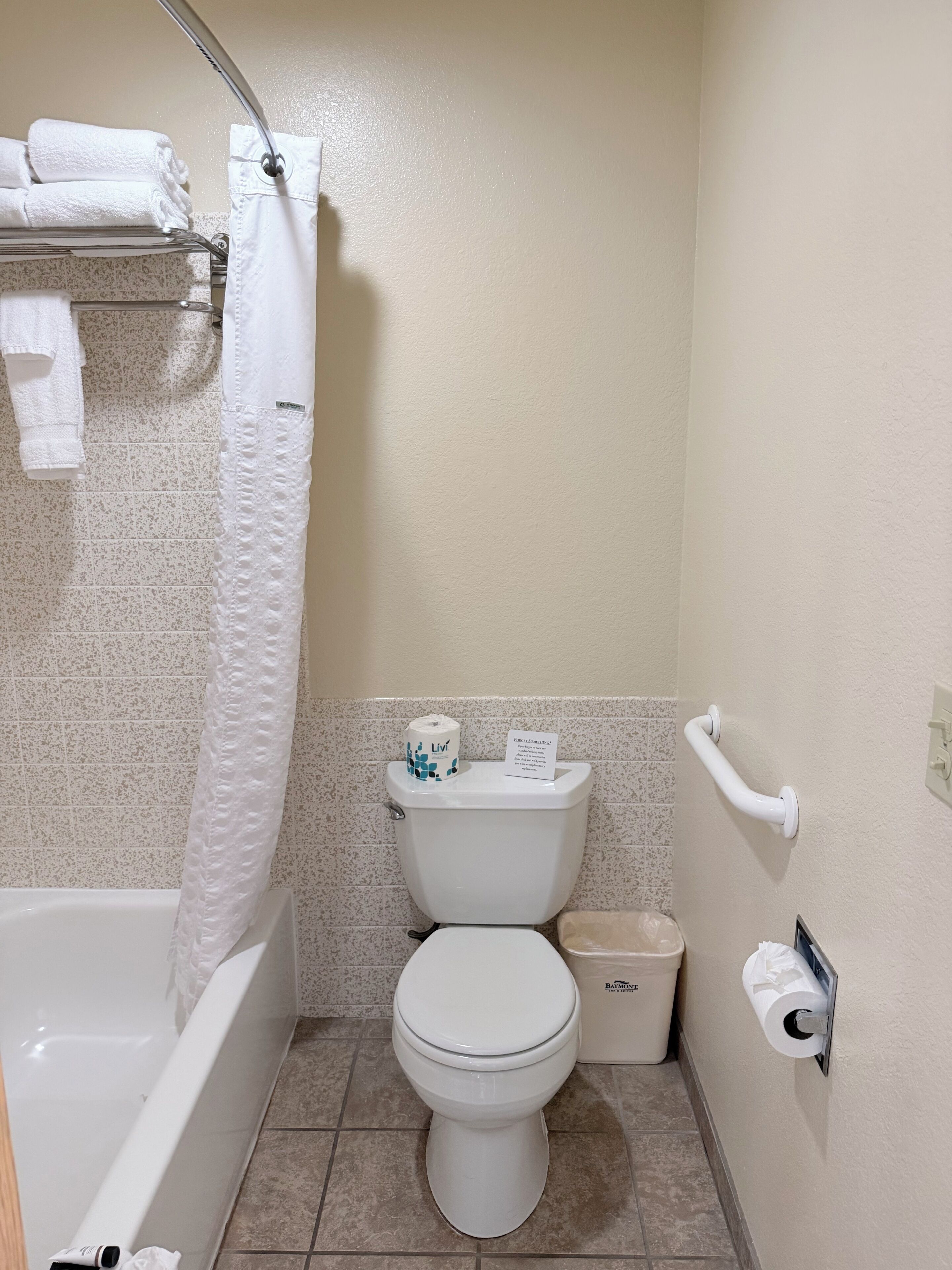 Ein Badezimmer mit Badewanne, Toilette und Duschvorhang.