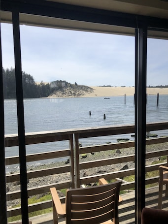 Vista del balcón. River House Inn, a Baymont by Wyndham