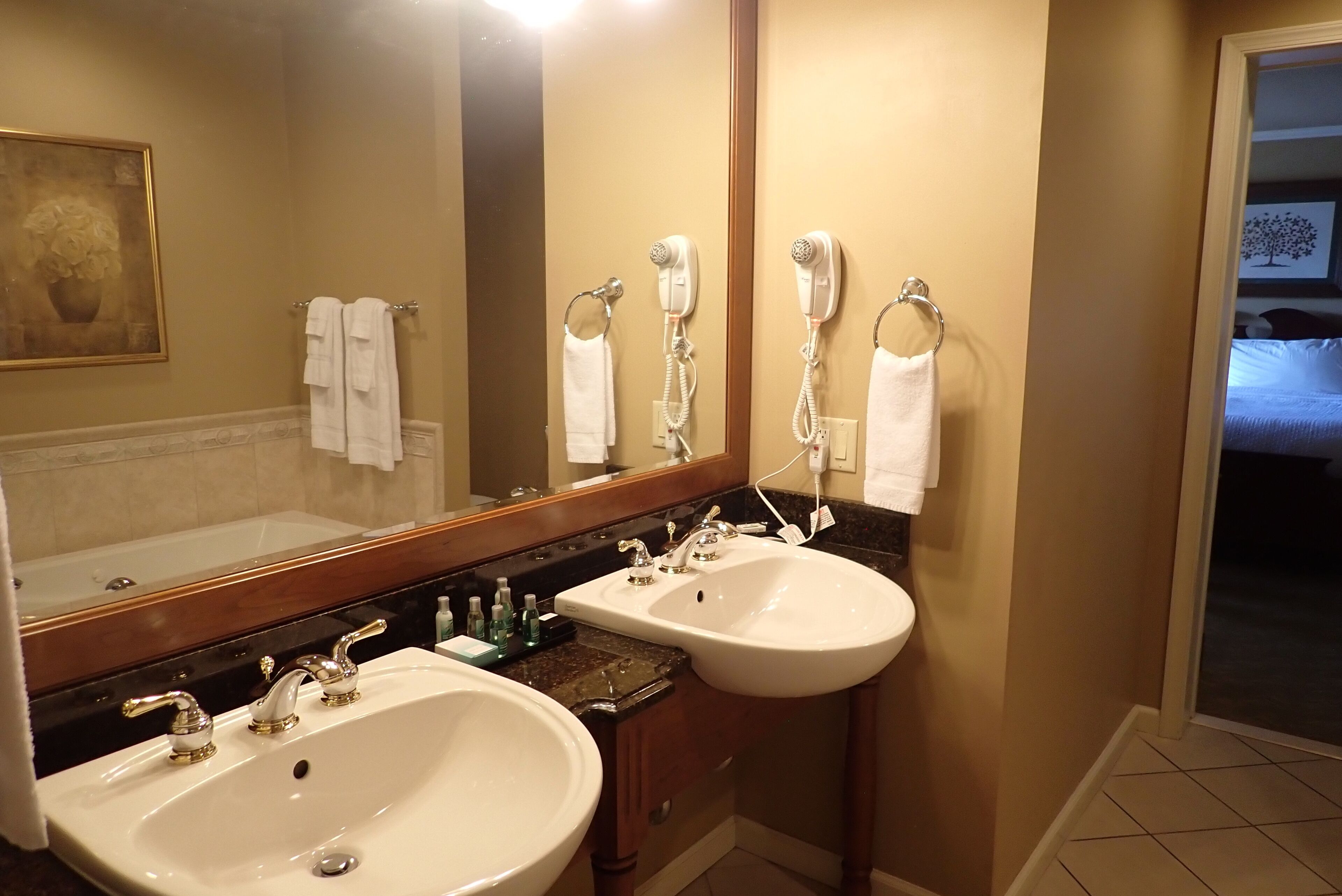 premier suite, non smoking | bathroom | combined shower/bathtub, free toiletries, hair dryer, towels