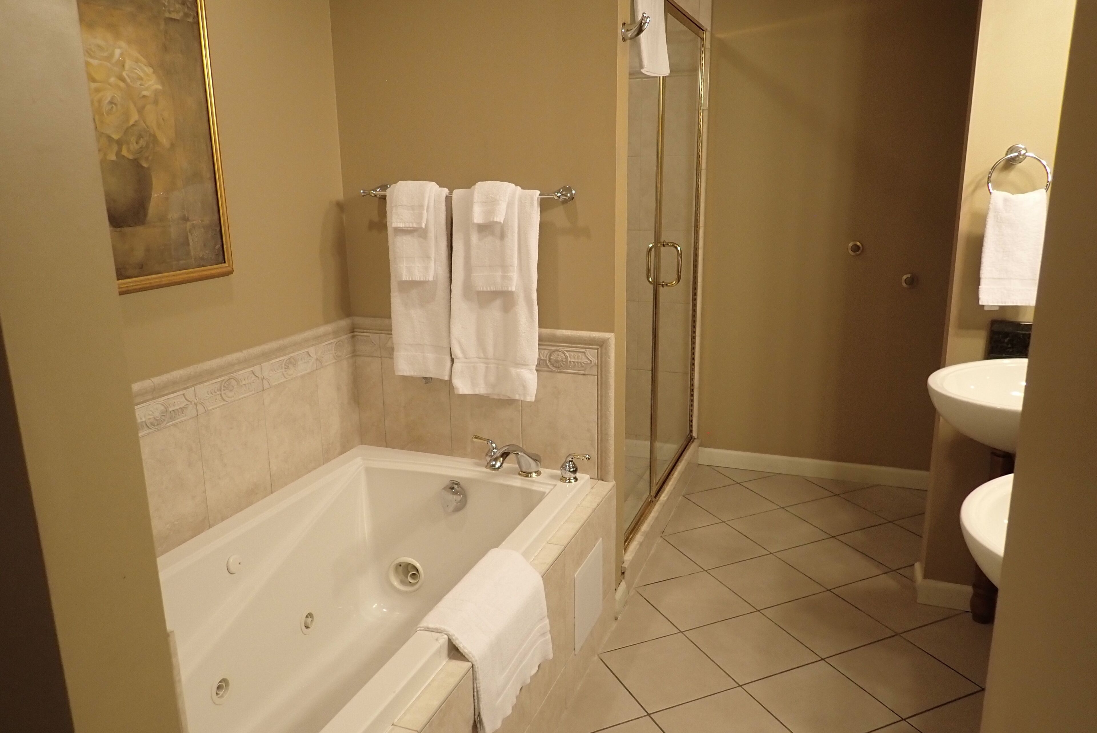 premier suite, non smoking | bathroom | combined shower/bathtub, free toiletries, hair dryer, towels
