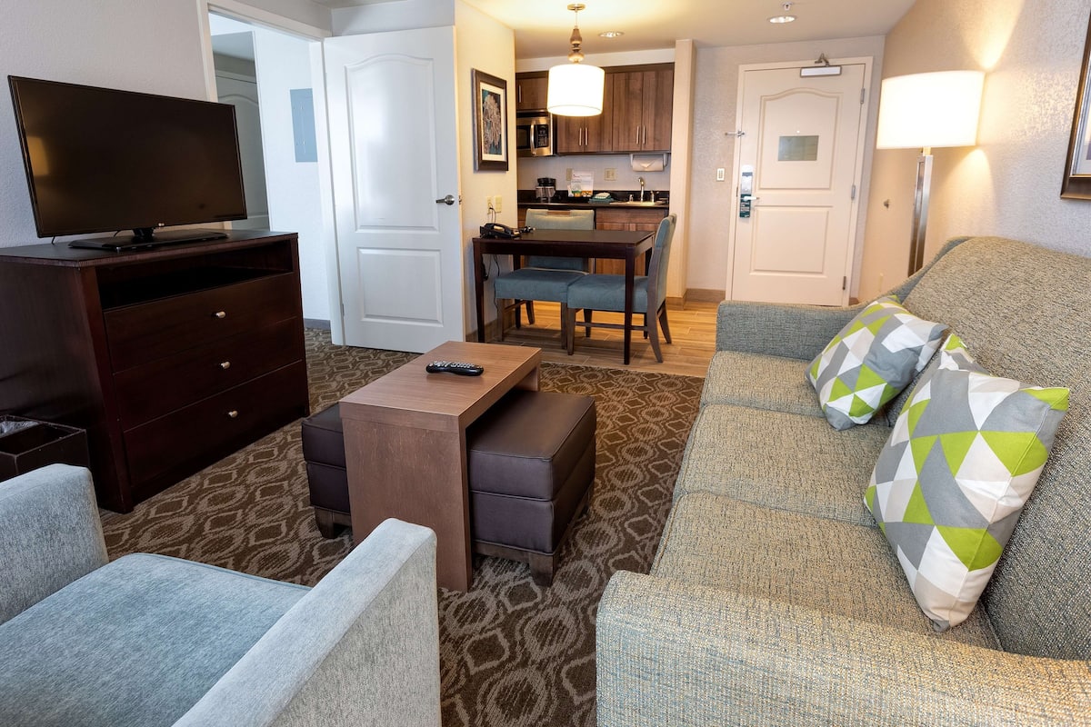 32-inch LCD TV with cable channels, TV, pay films