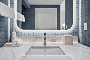 Combined shower/tub, hair dryer, towels
