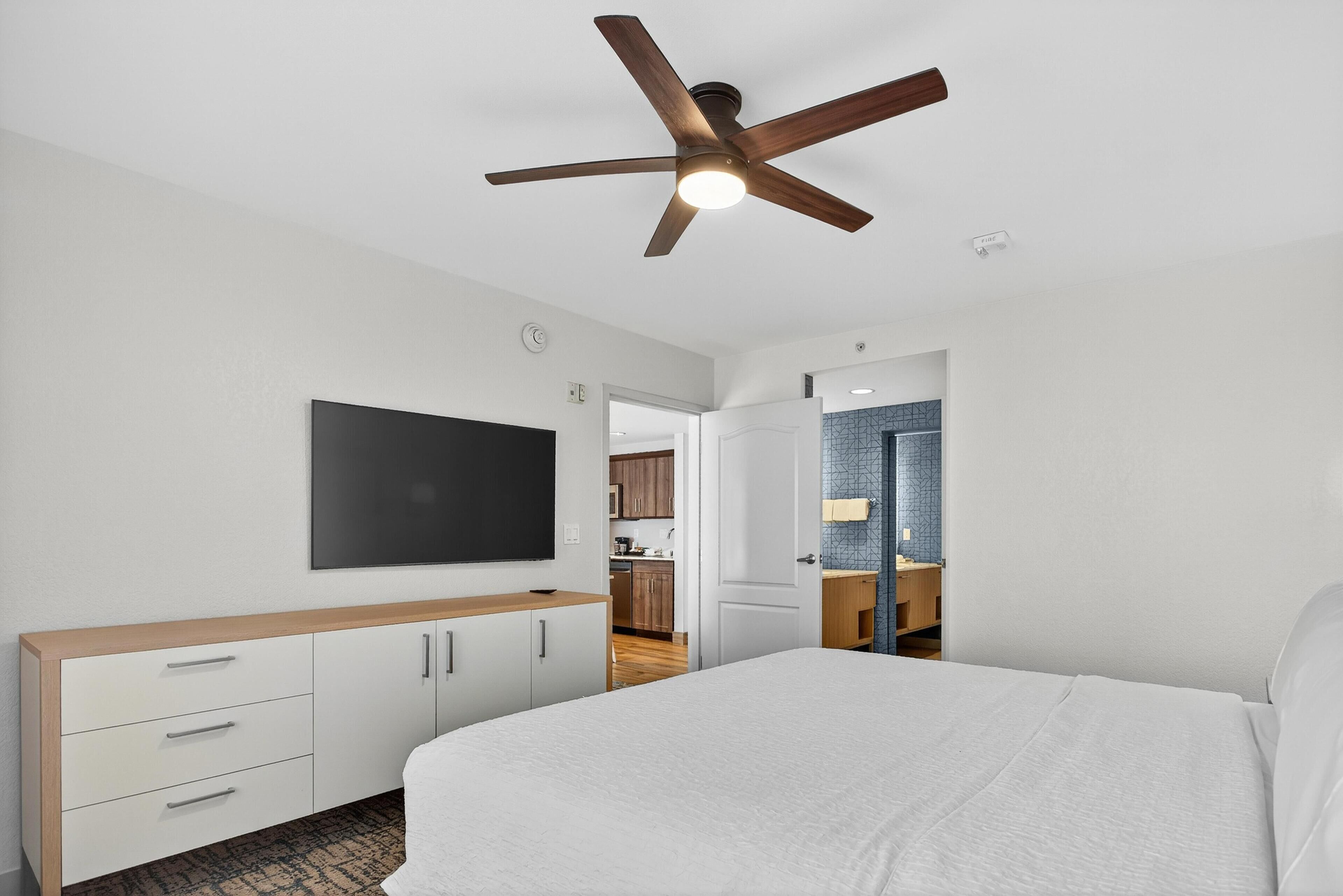 Suite, 2 slaapkamers, niet-roken (2 King Beds) | 1 slaapkamer, luxe beddengoed, een kluis op de kamer, geluiddichte muren