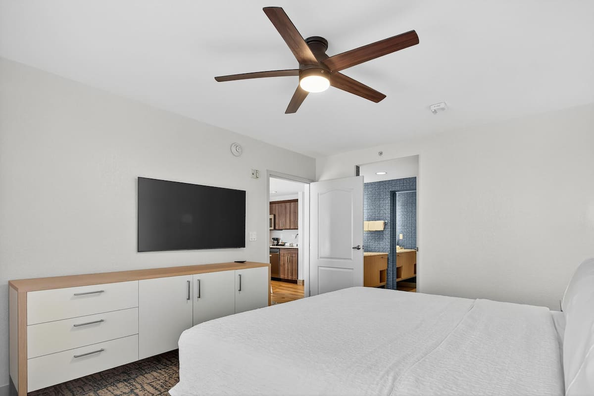 1 bedroom, premium bedding, pillow-top beds, in-room safe