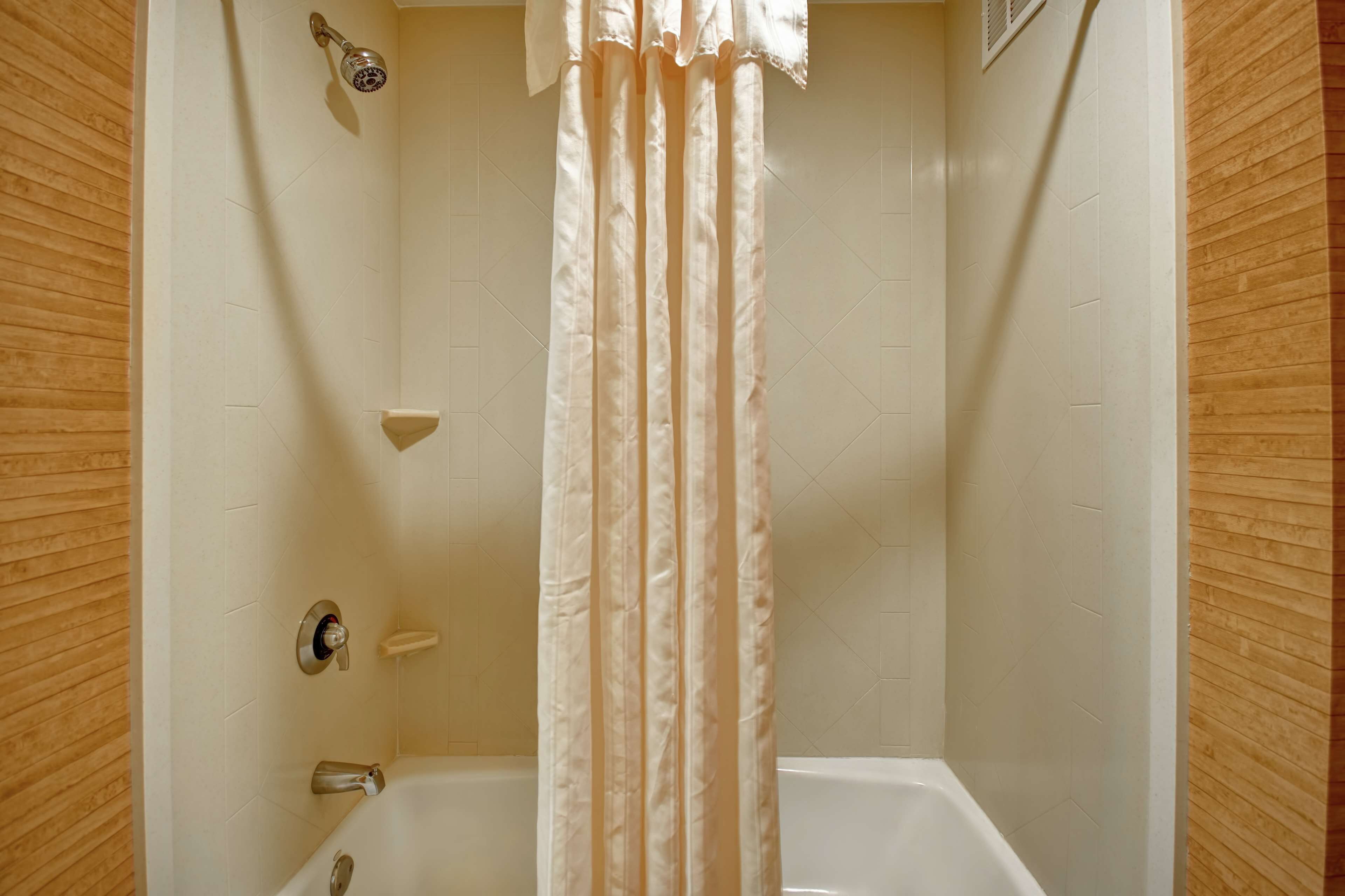 Ein Badezimmer mit Dusche, Badewanne und Toilette.