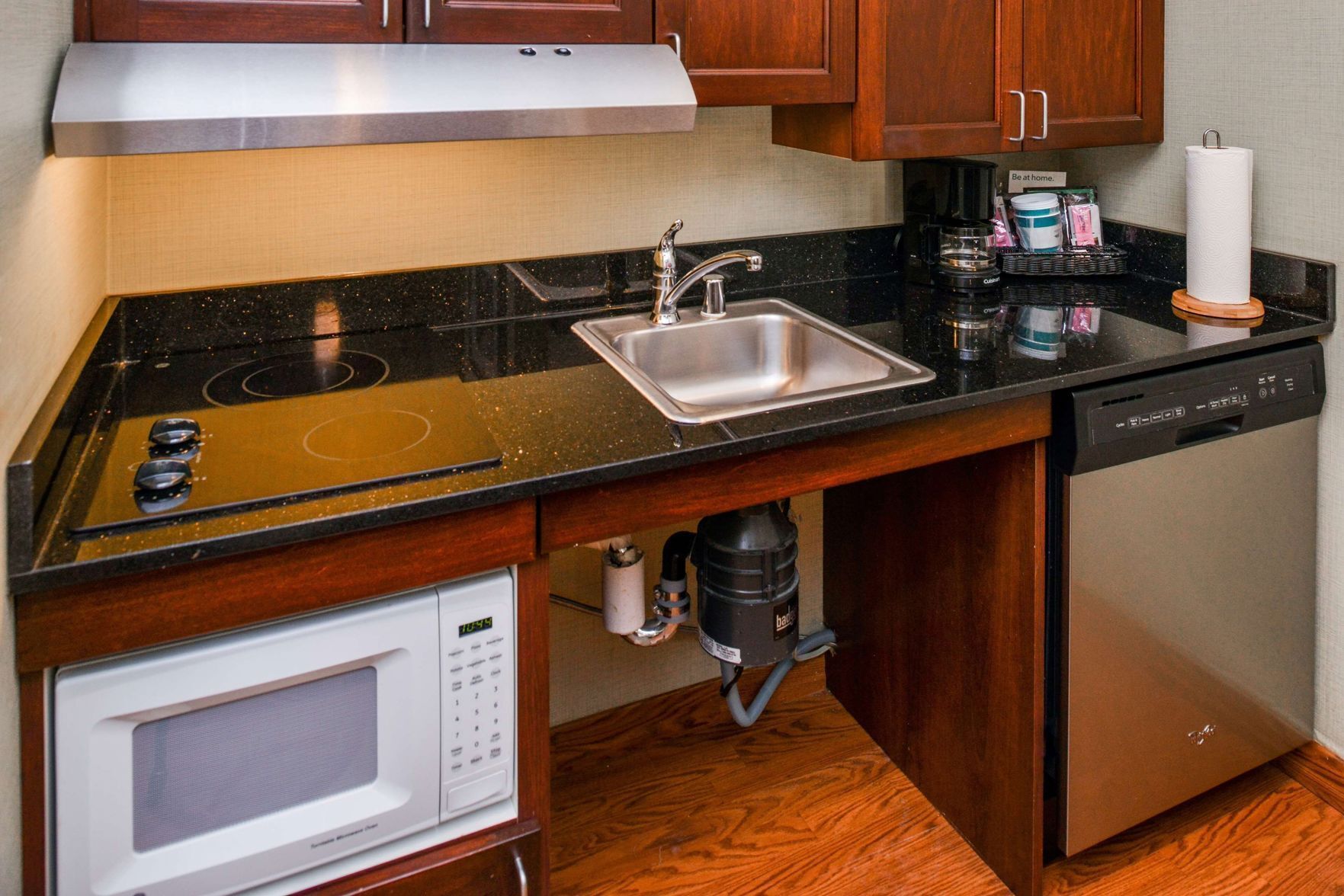 Private kitchen | Full-size fridge, microwave, stovetop, dishwasher