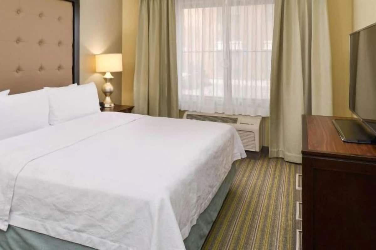 Premium bedding, in-room safe, desk, laptop workspace