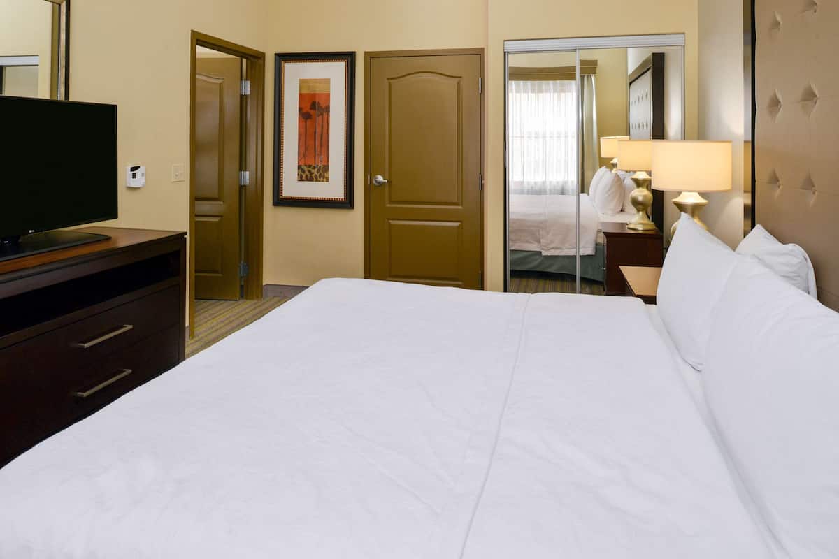 Suite, 1 très grand lit, accessible aux personnes à mobilité réduite, baignoire (Mobility & Hearing)