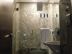 Designer toiletries, hair dryer, towels - The Ridge Hotel (New York)