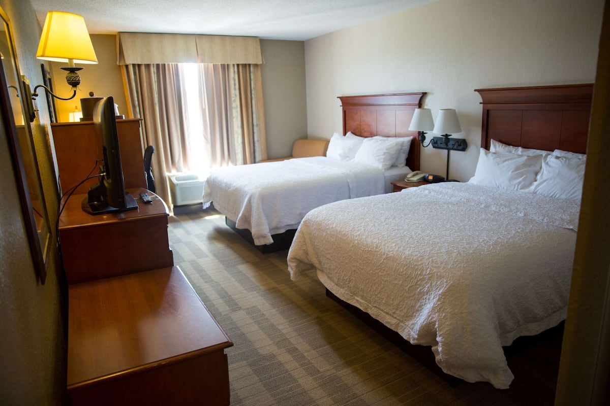 Two qeen beds non smoking | In-room safe, iron/ironing board, WiFi, bed sheets