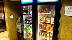 Un distributeur automatique proposant une variété de boissons et d’en-cas.