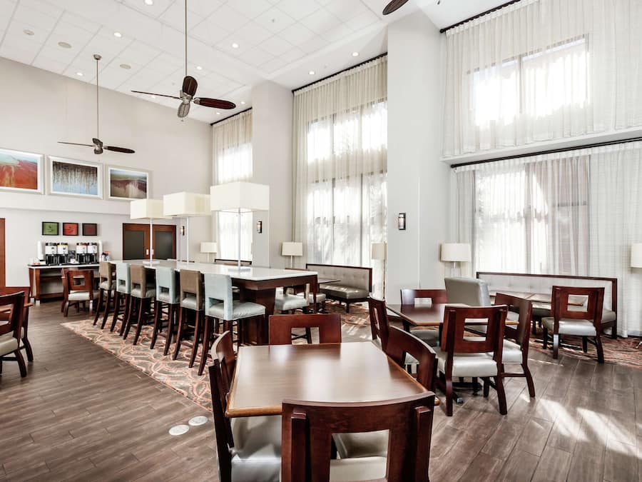 Sudah termasuk sarapan prasmanan setiap hari