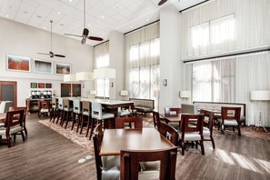 朝食 (ビュッフェ)、毎日提供 (無料)