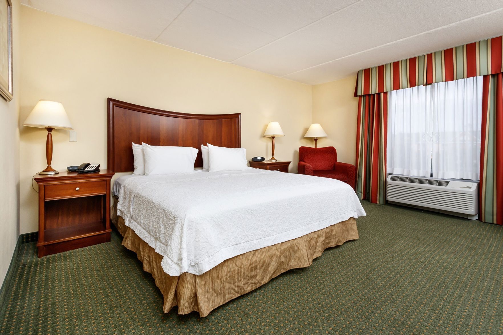 Literie de qualité, couette en duvet, lit avec matelas à plateau-coussin