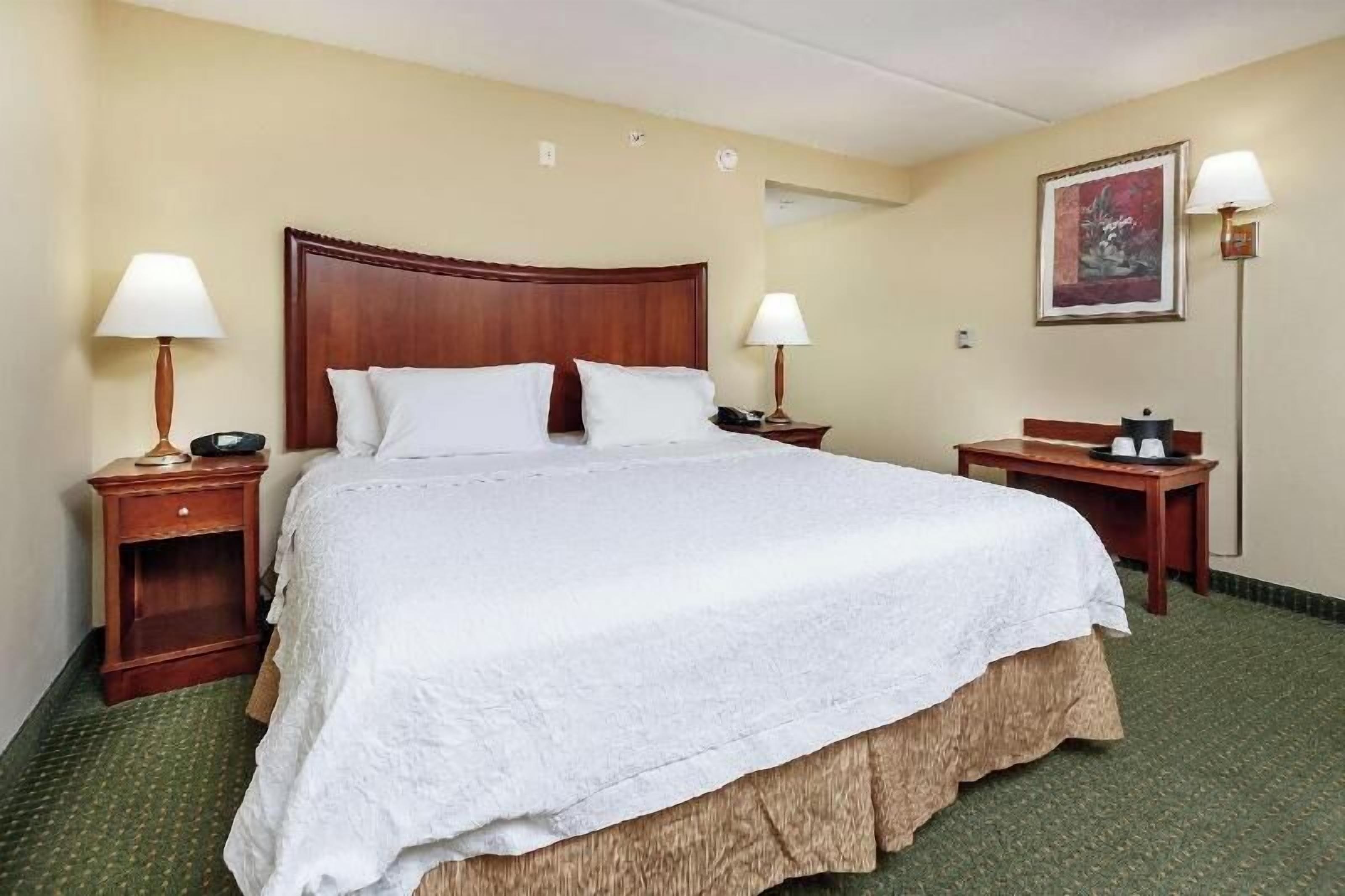 Literie de qualité, couette en duvet, lit avec matelas à plateau-coussin