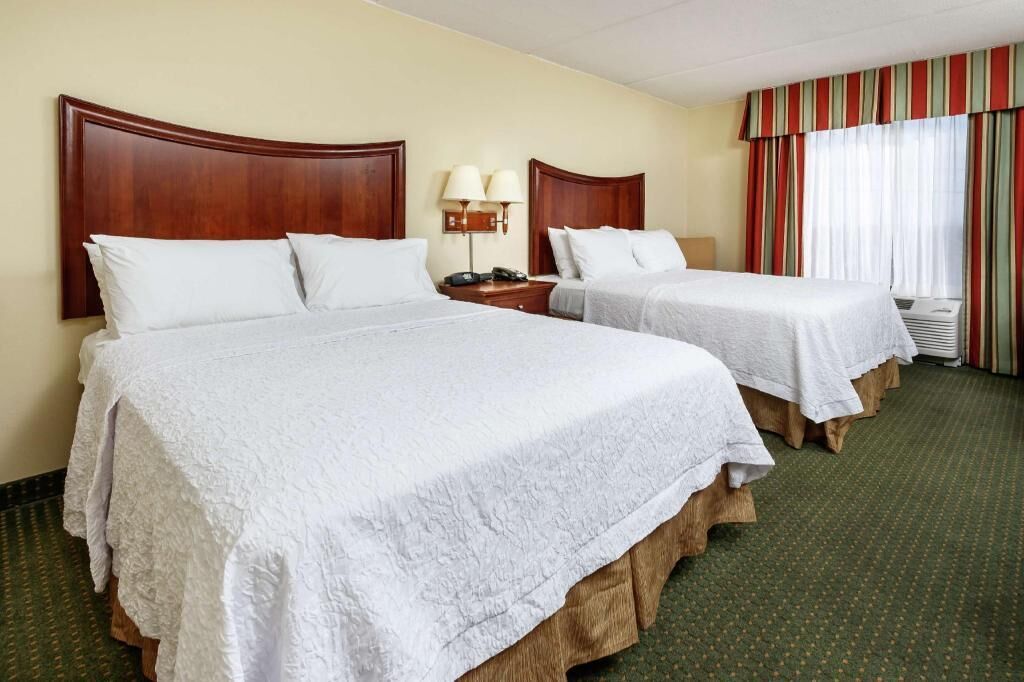 Literie de qualité, couette en duvet, lit avec matelas à plateau-coussin